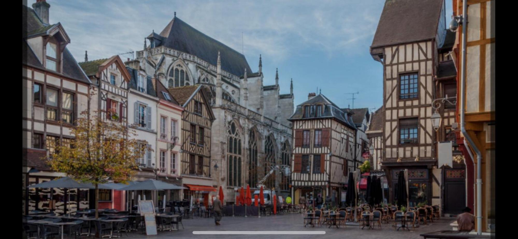 Le Treize Au Coeur Du Bouchon Apartamento Troyes Exterior foto